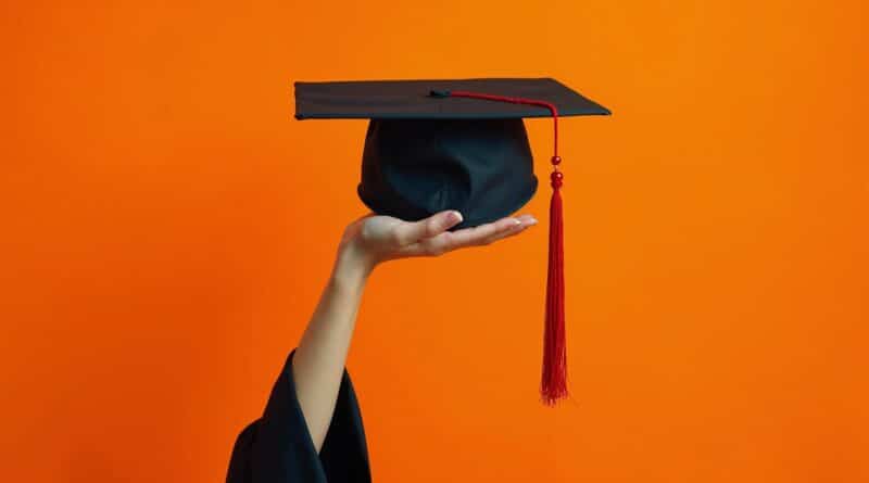 Tem que ter diploma para fazer pós-graduação?